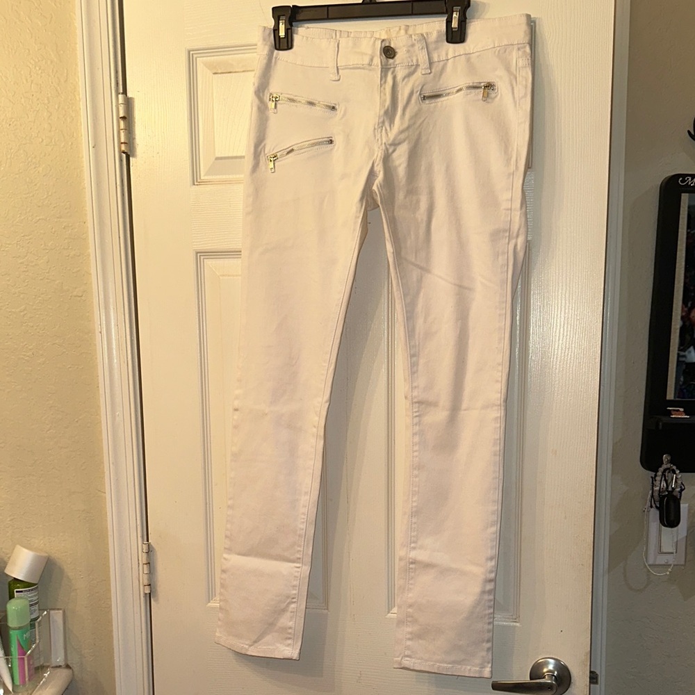 Elegant Cream Skinny Jeans with Zipper Accents